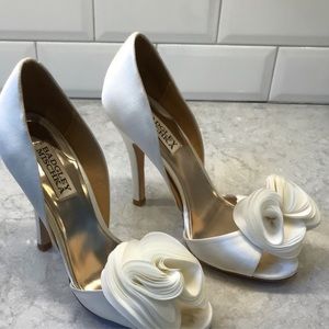 Badgley Mischka white blossom d’orsay pump